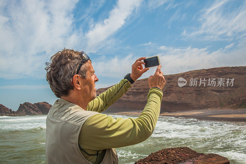 年长高加索游客在大西洋海岸自拍，Legzira, Sidi Ifni，摩洛哥，北非